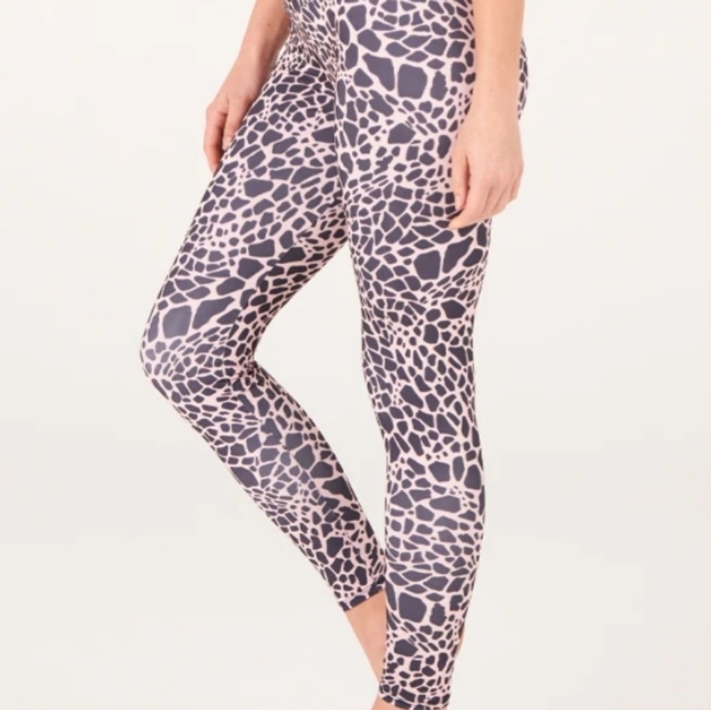 Onzie High Rise Waist Leggings Rose Giraffe Print Size XSmall